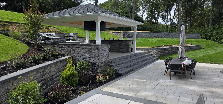 outdoor kitchen with pergola and MSI stacked stone coal canyon